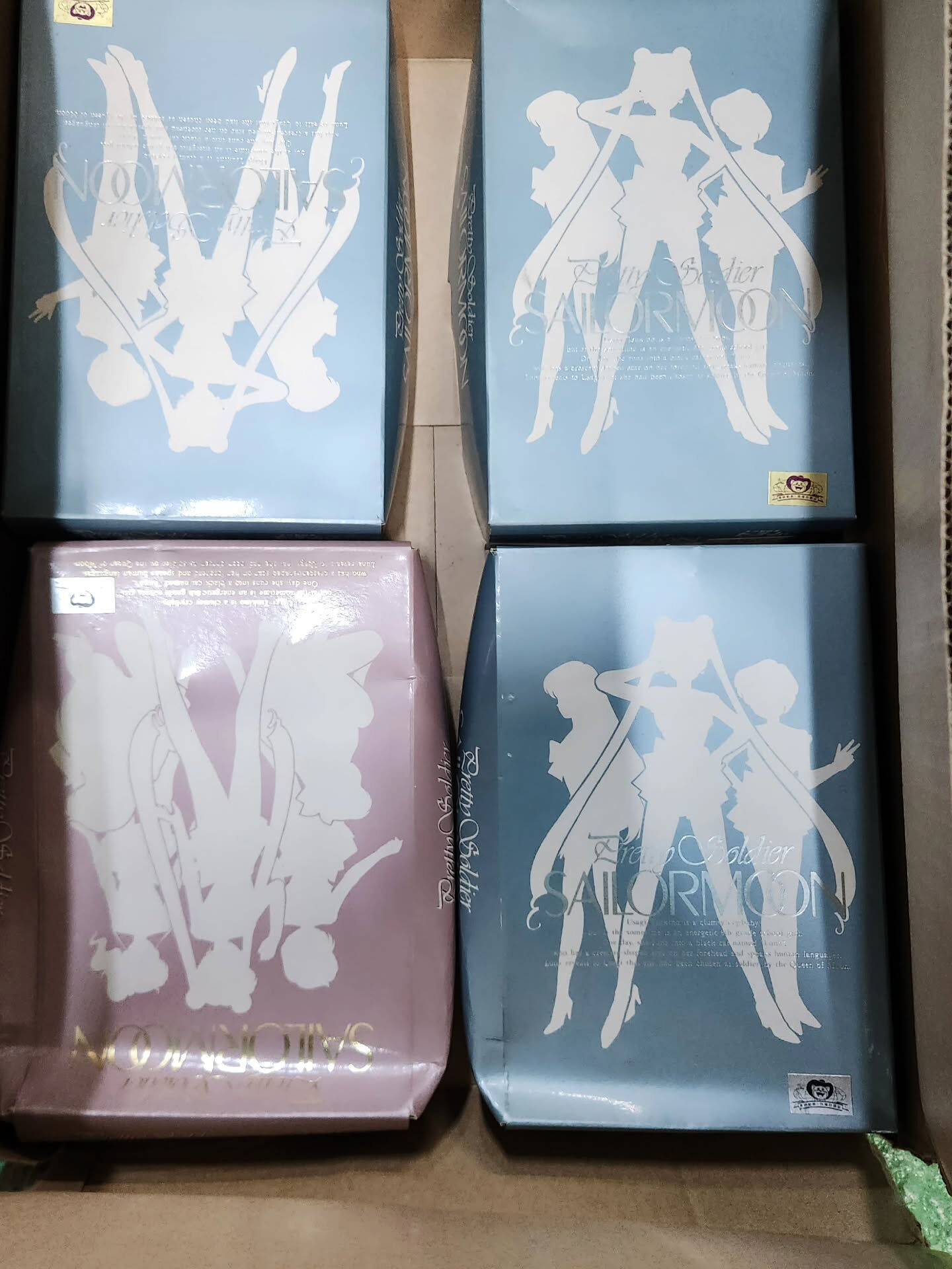 セーラームーンのガレキやグッズなどです✨