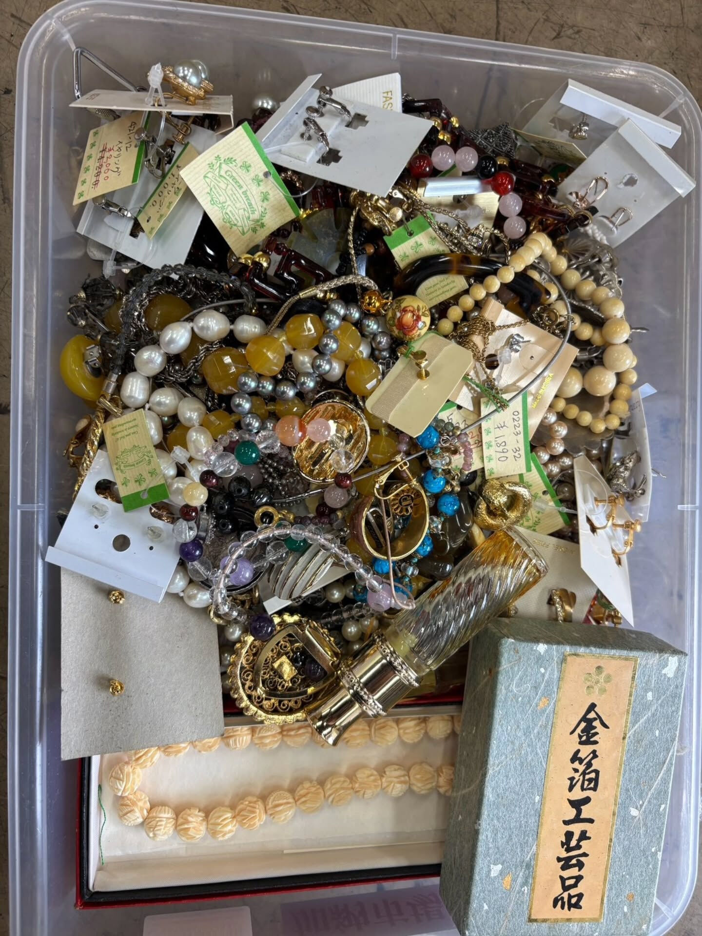 腕時計やアクセサリー、定番の小物もでます～‼️