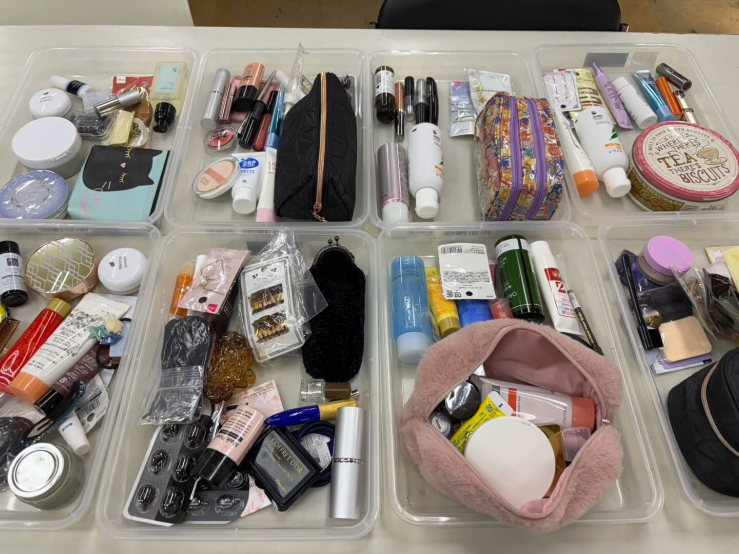 お写真載せきれませんが、荷物はありますので