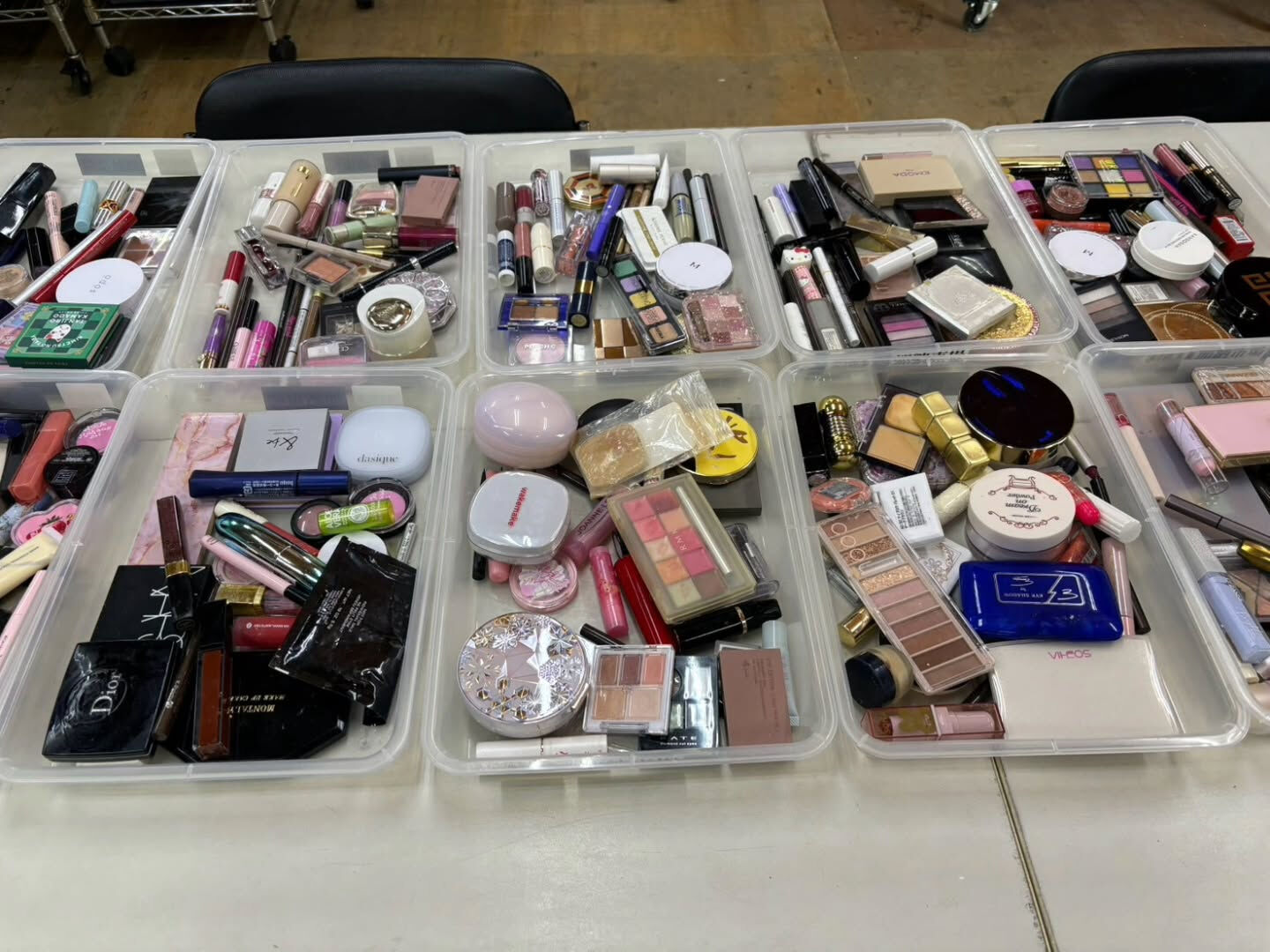 お写真載せきれませんが、荷物はありますので
