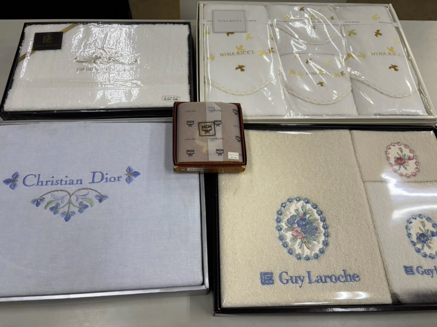 お写真載せきれませんが、荷物はありますので