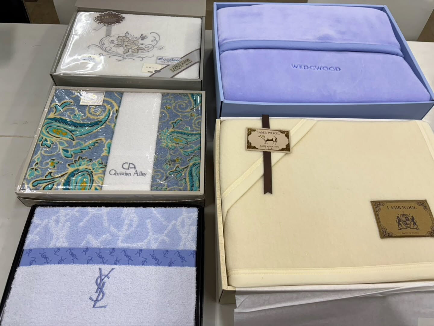 お写真載せきれませんが、荷物はありますので