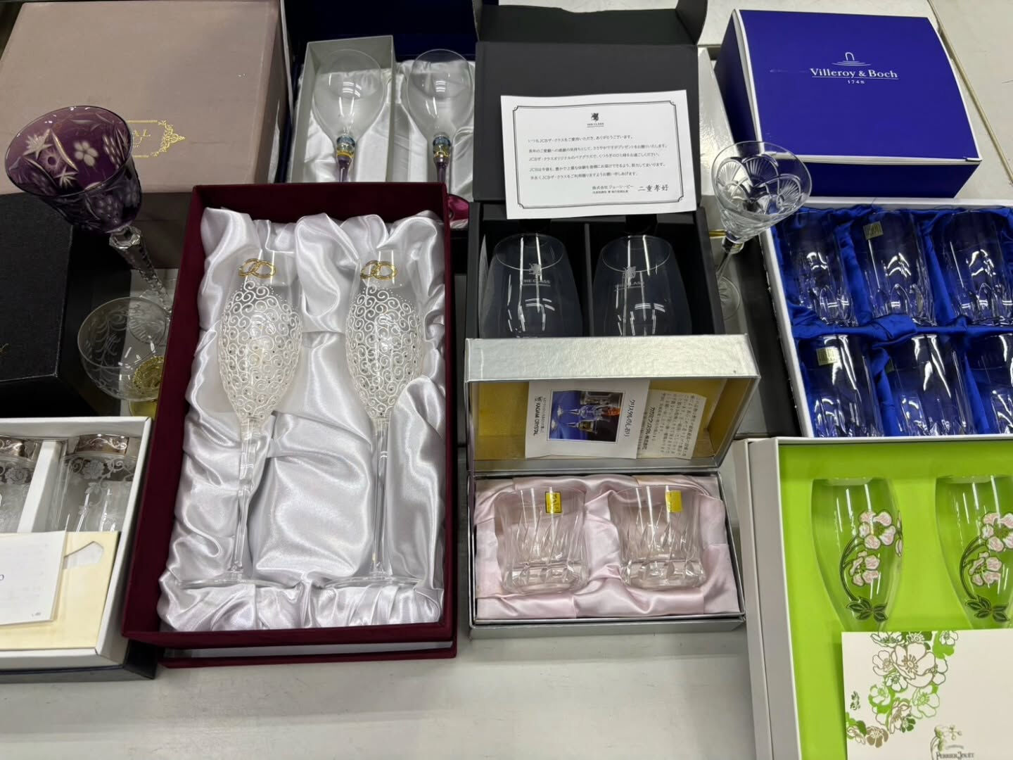 お写真載せきれませんが、荷物はありますので