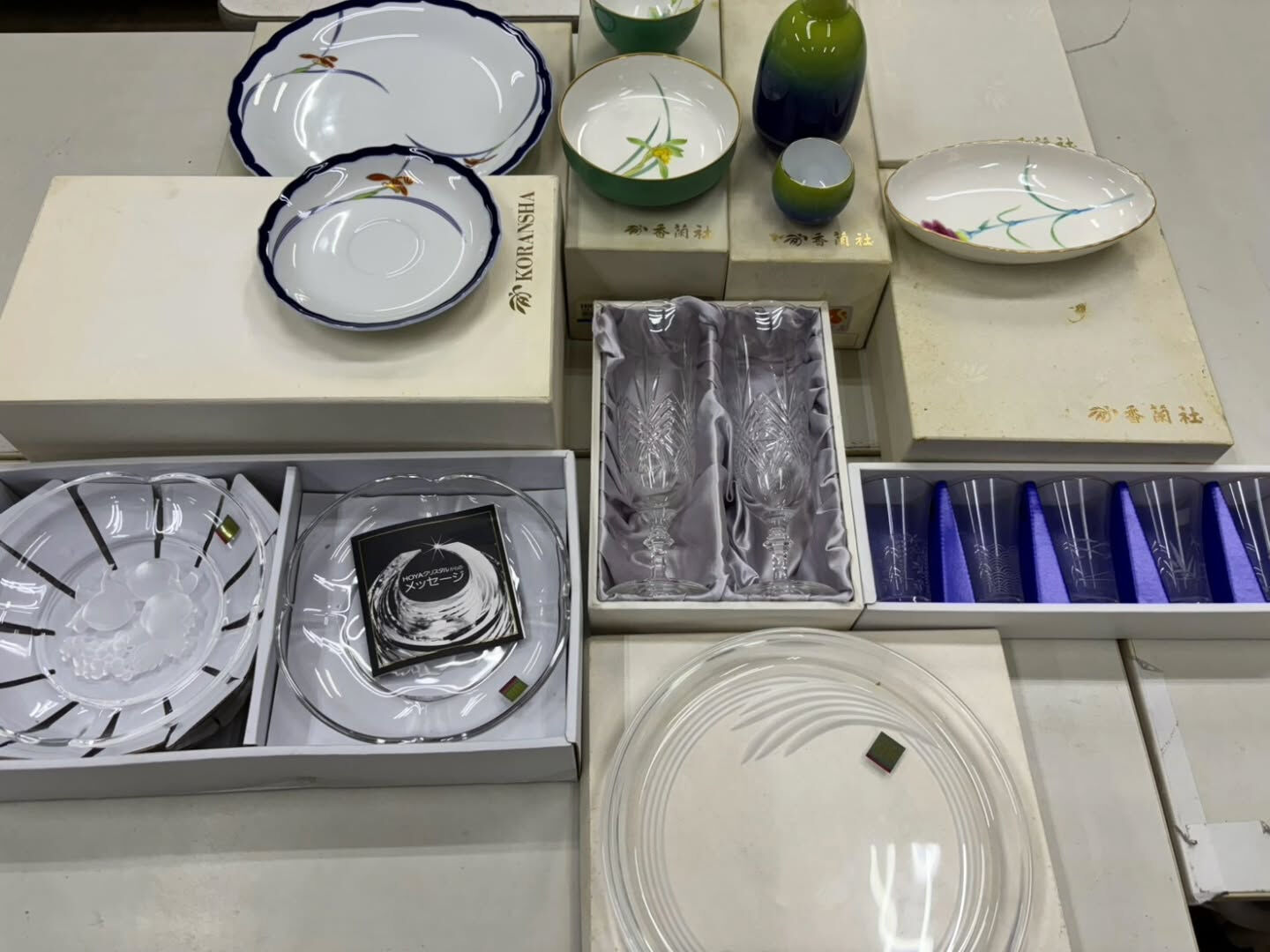 お写真載せきれませんが、荷物はありますので